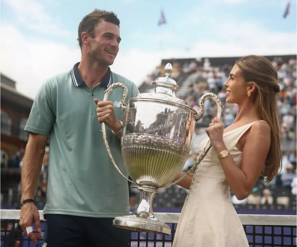 Bila je ob Tommyju, ko je lani osvojil kar tri ATP naslove, med njimi pa izstopa predvsem zmaga na prestižnem turnirju ATP 500 v Londonu – Queen's Club Championships. F IGpaigelorenze