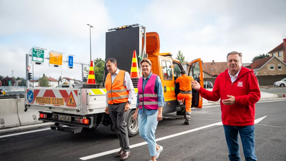 Ljubljana.Dogodek ob sprostitvi prometa na dograjenem prikljucku iz avtocestnega predora Sentvid na Celovsko cesto.Ministrica za infrastrukturo Alenka Bratusek, ljubljanski zupan Zoran Jankovic in predsednik uprave Darsa Andrej Ribic.