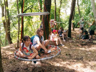 obisk doživetja ter prinaša zabavno-poučno izkušnjo, polno gozdne igre, domišljije in otroške poezije Srečka Kosovela. F Arhiv Škrateljc
