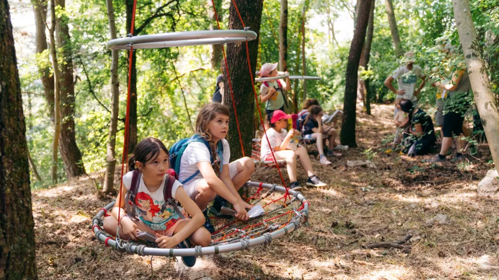 obisk doživetja ter prinaša zabavno-poučno izkušnjo, polno gozdne igre, domišljije in otroške poezije Srečka Kosovela. F Arhiv Škrateljc