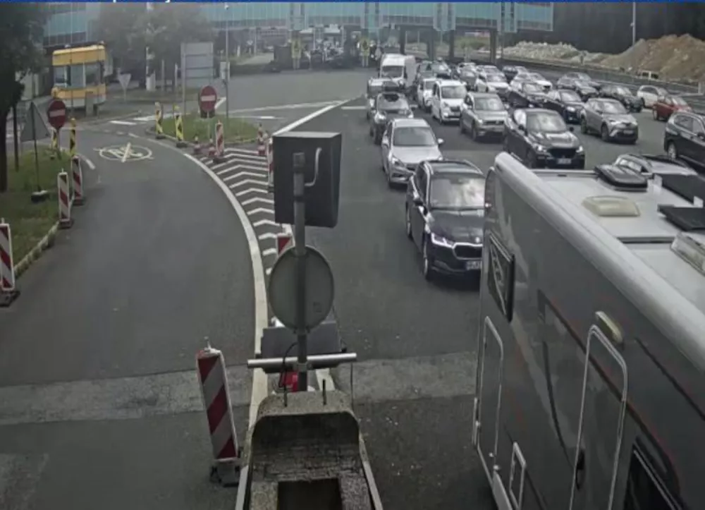 Pogled s kamere na cestninski postaji Hrušica ob 9.40 uri.