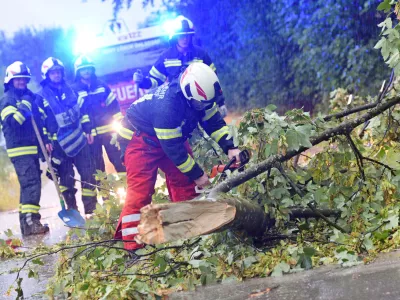 Avstrijski gasilci med delom. Prav neverjetno je, da jih nekateri ne cenijo dovolj.