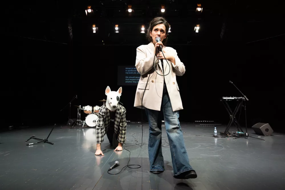 Smrdljivi koncert na štirih tacah, Alice in Davide Sinigaglia, Mladi levi, 2025