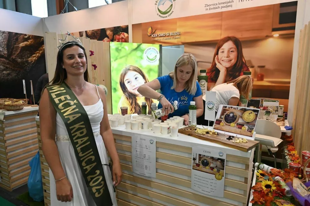  2025 sejem agraMlečna kraljica Ana Stenovec ob stojnici Zelene doline. Foto Jure Zauneker / Foto: Foto Zauneker