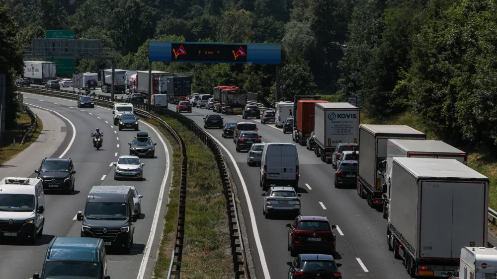 - Kolona vozil, DARS, Avto cesta, - 19.06.2025. - Zastoj na zahodni ljubljanski obvoznici med Kosezami in razcepom Kozarje zaradi začetka počitnic in praznikov v sosednjih državah.//FOTO: Bojan Velikonja