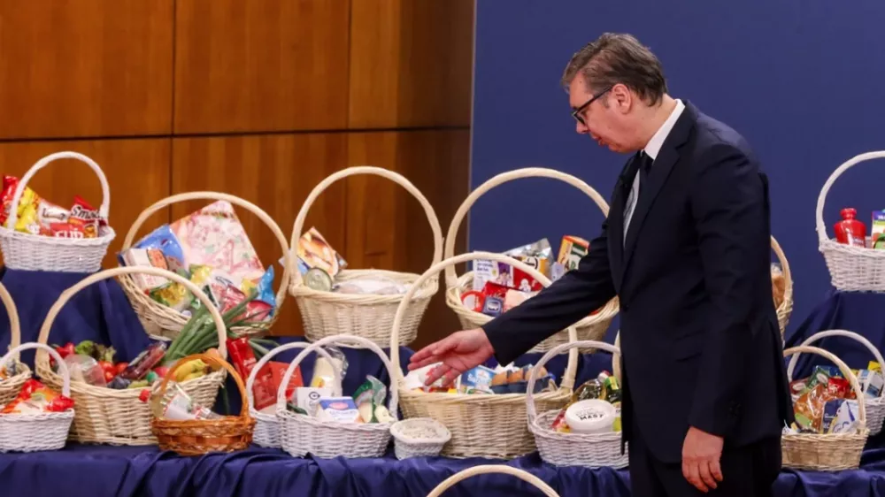 Srbski predsednik Aleksandar Vučić predstavlja gospodarske ukrepe. 