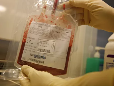 Matične celice iz popkovnice - matične celice iz popkovnične krvi imajo velik potencial za zdravljenje bolezni v prihodnosti - nastanejo ob spočetju in so temelj življenja - to so nerazvite osnovne celice, ki se lahko pod določenimi pogoji razvijejo v katerokoli celico, npr. v mišice, živčevje ali drugo tkivo v telesu. Nekatere pa se ne specializirajo, temveč opravljajo nalogo regeneracije tkiva.- Zavod RS za transfuzijsko medicino - //FOTO: Matej PovšeOPOMBA: ZA OBJAVO V ČASOPISU DNEVNIK