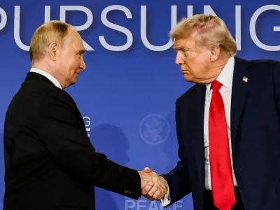 FILE PHOTO: U.S. President Donald Trump and Russian President Vladimir Putin shake hands during a press conference following their meeting to negotiate an end to the war in Ukraine, at Joint Base Elmendorf-Richardson, in Anchorage, Alaska, U.S., August 15, 2025. REUTERS/Kevin Lamarque/File Photo / Foto: Kevin Lamarque