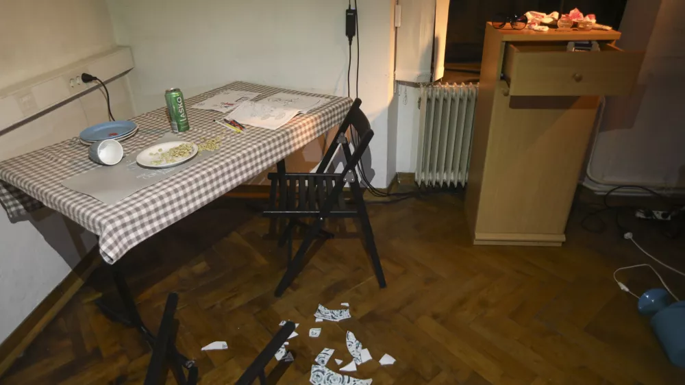 - simbolična fotografija – nasilje nad ženskami- 24.10.2023 - Hiša strahov - ozaveščanje o nasilju nad ženskami, Rimska ulica 3 v Ljubljani //FOTO: Luka Cjuha