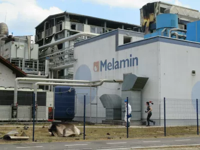 Melamin dan po eksploziji. Po dvorišču so še vedno ležali veliki kosi pločevine, ki jih je razmetalo naokrog. F Dragana Stanković