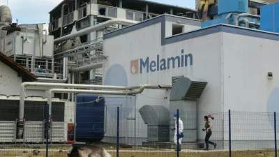 Melamin dan po eksploziji. Po dvorišču so še vedno ležali veliki kosi pločevine, ki jih je razmetalo naokrog. F Dragana Stanković