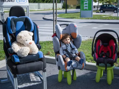 - 25.08.2016 - novinarska konferenca Zavoda Varna pot ob začetku &scaron;olskega leta. Zavod Varna pot organizira preventivno poučne in otrokom prilagojene delavnice o varnem ravnanju v prometu. - otro&scaron;ki sedež - varnost - pas - ..//FOTO: Maja Marko