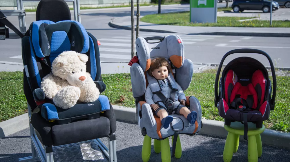 - 25.08.2016 - novinarska konferenca Zavoda Varna pot ob začetku &scaron;olskega leta. Zavod Varna pot organizira preventivno poučne in otrokom prilagojene delavnice o varnem ravnanju v prometu. - otro&scaron;ki sedež - varnost - pas - ..//FOTO: Maja Marko