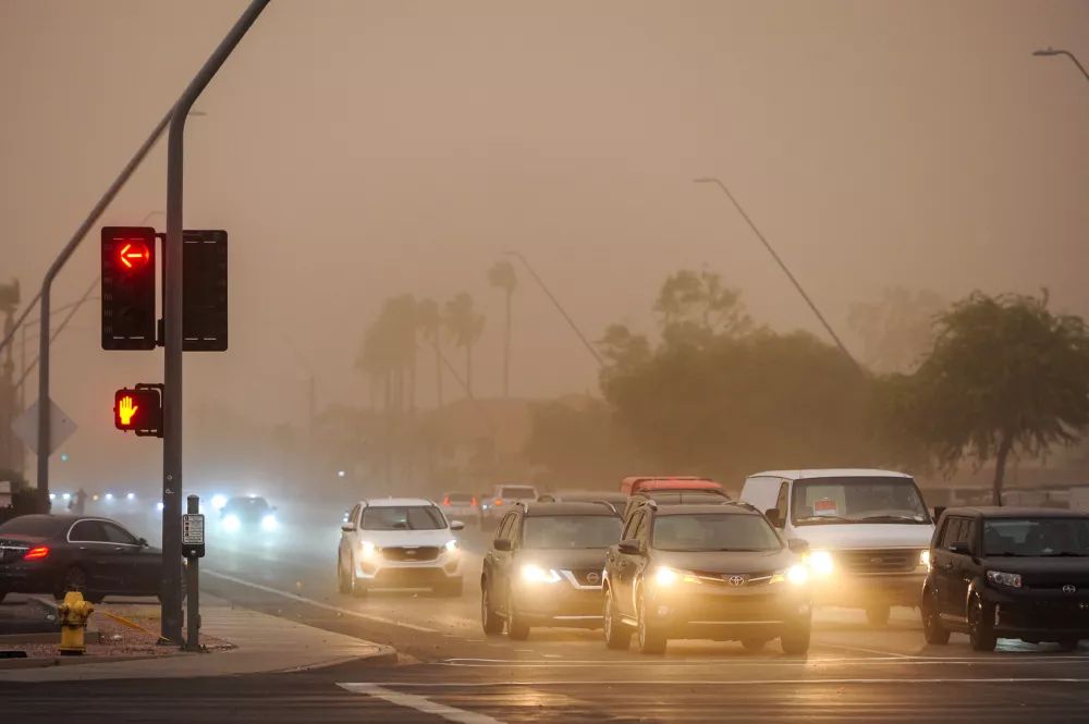 25 August 2025, US, Mesa: Vehicles move through heavy dust and low visibility during a monsoon storm in the Phoenix metropolitan area. The National Weather Service said the storm brought strong winds, thunderstorms and low visibility. Photo: Eduardo Barraza/ZUMA Press Wire/dpa