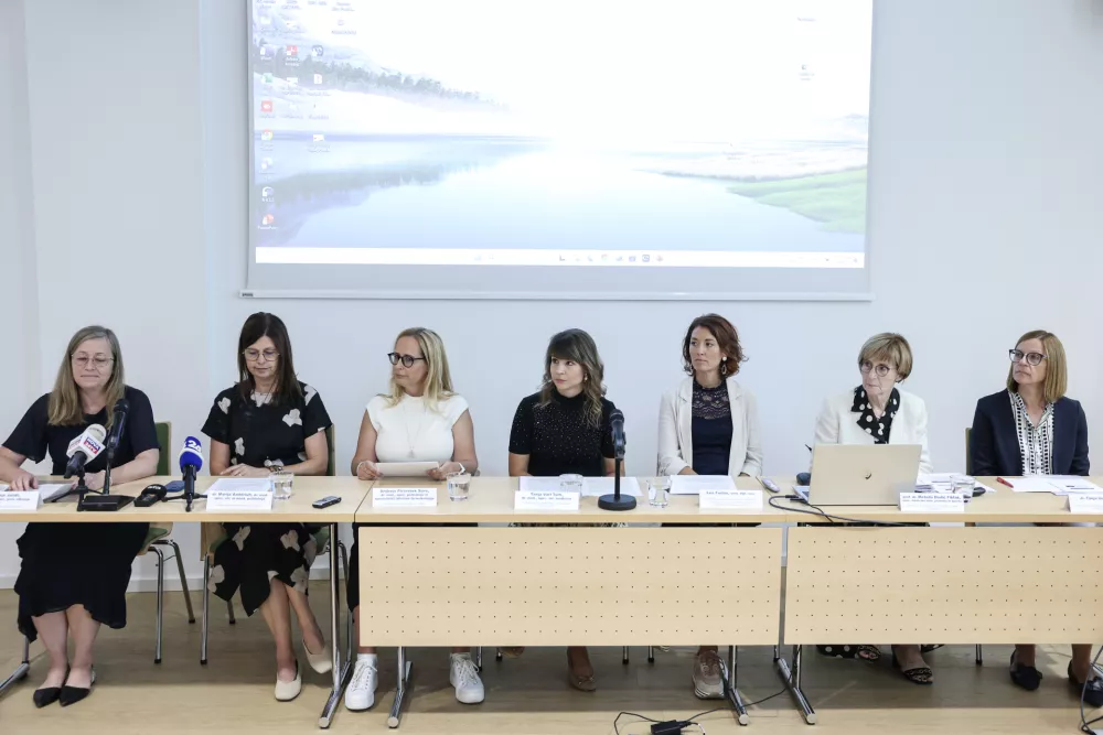 Mateja Jandl, Marija Anderluh, Andreja Pirtovšek Šavs, Tanja Varl Turk, Lea Furlan, Metoda Dodič Fikfak, Tanja Urdih Lazar- 26.08.2025 - novinarska konferenca glede predloga novega zakona o konoplji za omejeno osebno rabo, na kateri bodo sodelovali Mateja Jandl z NIJZ, Tanja Varl Turk iz Centra za klinično toksikologijo in farmakologijo UKC Ljubljana, Metoda Dodič Fikfak in Tanja Urdih Lazar s Kliničnega inštituta za medicino dela, prometa in športa UKC Ljubljana, Marija Anderluh iz službe za otroško psihiatrijo UKC Ljubljana, Andreja Pirtovšek Šavs iz Univerzitetne psihiatrične klinike Ljubljana ter Lea Furlan iz Območne enote NIJZ Maribo//FOTO: Jaka Gasar