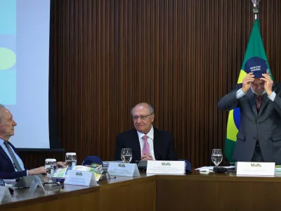 Brazil's Justice Minister Ricardo Lewandowski, Brazil's Vice President Geraldo Alckmin and Brazil's President Luiz Inacio Lula da Silva, who wears a cap that reads "Brazil belongs to Brazilians", attend a ministerial meeting at the Planalto Palace in Brasilia, Brazil, August 26, 2025. REUTERS/Adriano Machado