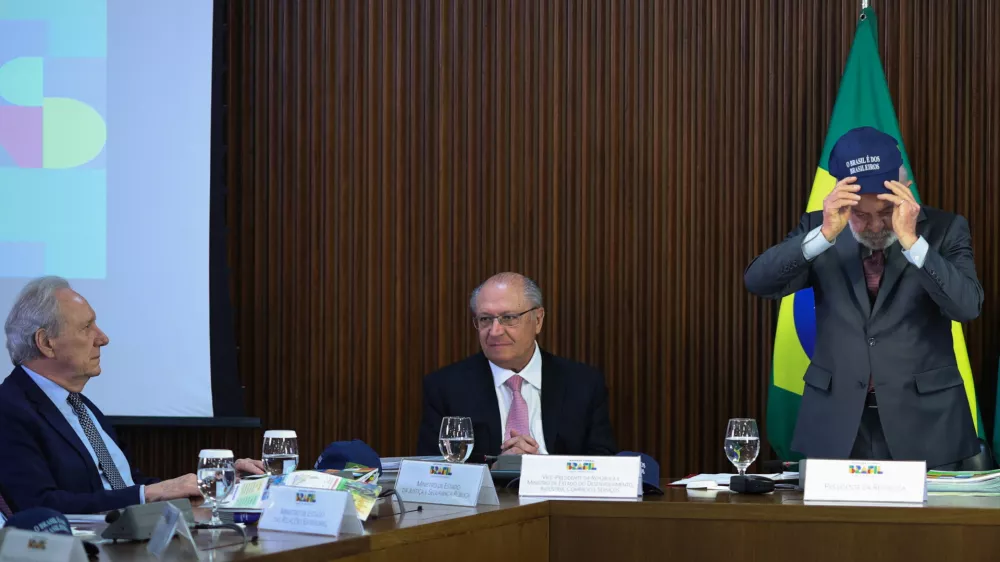 Brazil's Justice Minister Ricardo Lewandowski, Brazil's Vice President Geraldo Alckmin and Brazil's President Luiz Inacio Lula da Silva, who wears a cap that reads "Brazil belongs to Brazilians", attend a ministerial meeting at the Planalto Palace in Brasilia, Brazil, August 26, 2025. REUTERS/Adriano Machado
