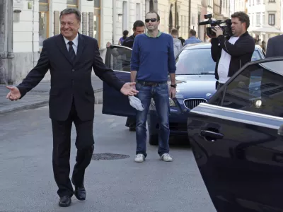 - ljubljanski župan Zoran Jankovič - hišna preiskava pri ljubljanskem županu Zoranu Jankoviču v mestni hiši - Mestna občina Ljubljana (MOL) - Mestni trg 1- hišne preiskave pri ljubljanskem županu Zoranu Jankoviču in najožjim sodelavcem zaradi suma več kaznivih dejanj s področja gospodarske kriminalitete in korupcije//FOTO: Luka Cjuha