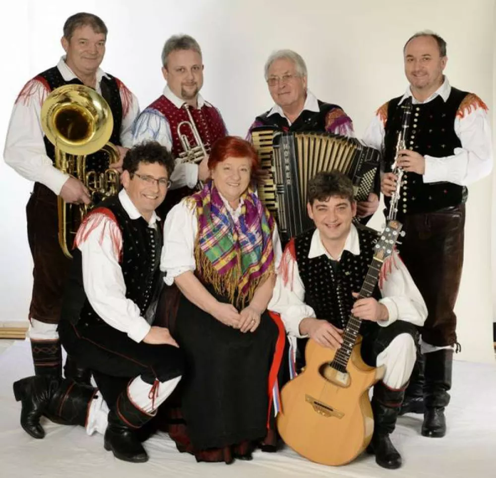 ﻿Slovenski ansambel za GuinnessaAnsambel Štirje kovači, narodnozabavni ansambel iz Koroške, se je vpisal v Guinnessovo knjigo rekordov. Ansamblu je to uspelo, ko je z 67 delovanja postal najdlje delujoči narodnozabavni ansambel na svetu. Ansambel Štirje kovači, ki obstaja že od leta 1954, leta 1972 pa se mu je pridružila še pevka Hermina Šegovc, je imel že več tisoč nastopov pri nas in v tujini, v Koroškem pokrajinskem muzeju v Slovenj Gradcu pa je na ogled tudi stalna zbirka o ansamblu.  / Foto: Slovenski Ansambel Za Guinnessa