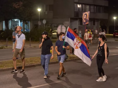 16 August 2025, Serbia, BelgradeProtesters carry a Serbian flag in the street. during an anti-government protest in Belgrade. Demonstrators clashed with riot police in Belgrade as tear gas was used during days of anti-government protests. PhotoMarko Dimic/ZUMA Press Wire/dpa