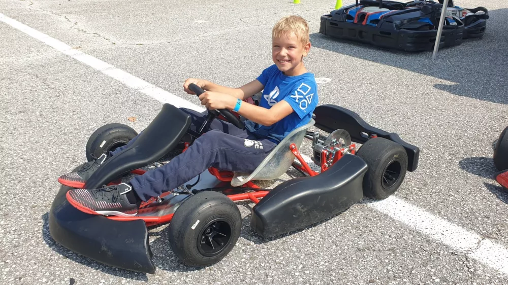 Motošportni dan je namenjen otrokom, starim med pet in osem let oziroma visokim do 130 centimetrov, saj se večji ne bi mogli usesti v gokart, namenjen tej ciljni skupini. / Foto: Amzs