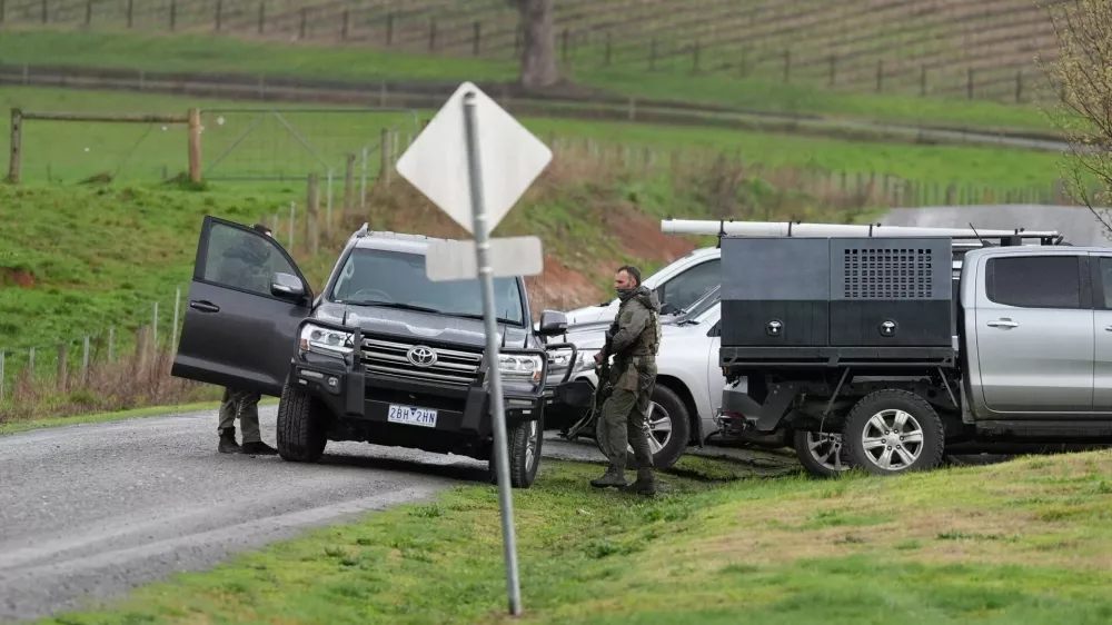 Armed police amid a search underway for an armed fugitive who the police said shot two police officers, at Feathertop Winery in Porepunkah, Australia, August 27, 2025. Simon Dallinger/AAP Image/via REUTERS  ATTENTION EDITORS - THIS IMAGE WAS PROVIDED BY A THIRD PARTY. NO RESALES. NO ARCHIVE. AUSTRALIA OUT. NEW ZEALAND OUT. NO COMMERCIAL OR EDITORIAL SALES IN NEW ZEALAND. NO COMMERCIAL OR EDITORIAL SALES IN AUSTRALIA.