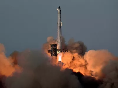 A SpaceX Super Heavy booster carrying the Starship spacecraft lifts off on its 10th test flight at the company's launch pad in Starbase, Texas, U.S., August 26, 2025. REUTERS/Steve Nesius   TPX IMAGES OF THE DAY