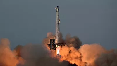 A SpaceX Super Heavy booster carrying the Starship spacecraft lifts off on its 10th test flight at the company's launch pad in Starbase, Texas, U.S., August 26, 2025. REUTERS/Steve Nesius   TPX IMAGES OF THE DAY