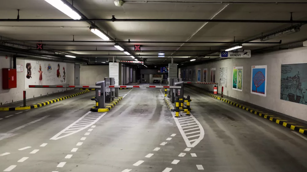 ﻿- 12.01.2021 - Parkirna hiša PH Kongresni trg – garažna hiša je opremljena z avtomatskimi vhodno-izhodnim sistemi, avtomatskimi blagajnami in video nadzornim sistemom - //FOTO: Bojan Velikonja