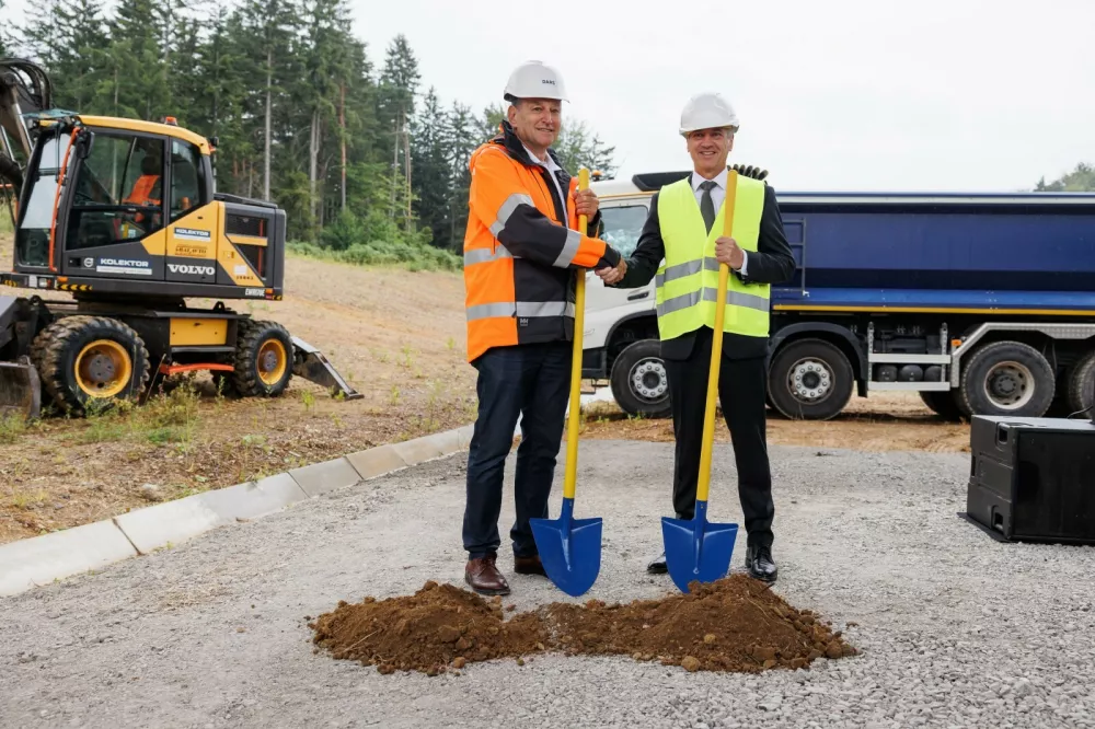 Nedavno se je začela gradnja najzahtevnejšega sklopa, to je sklopa E (Velunja). Na fotografiji Andrej Ribič, predsednik uprave Darsa in premier Robert Golob.