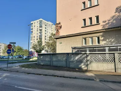 Prenova zaščitenega zidu Galetovega bloka razburila nekatere stanovalce