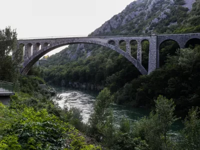 ﻿- 24.07.2019 - Solkanski most (solkanski viadukt) - 219,70 m dolg kamniti železniški ločni most čez Sočo pri Solkanu //FOTO: Bojan VelikonjaOPOMBA: Reportaža za objektiv – mostovi