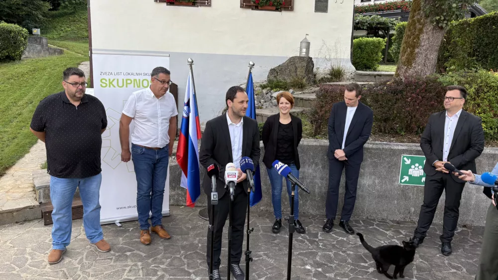 Medvode, pri rojstni hisi Jakoba Aljaza.Uvodna predstavitev ob ustanovitvi politicne stranke Skupnost - Zveza list lokalnih skupnosti.Zupan Hrastnika Matej Funkl.