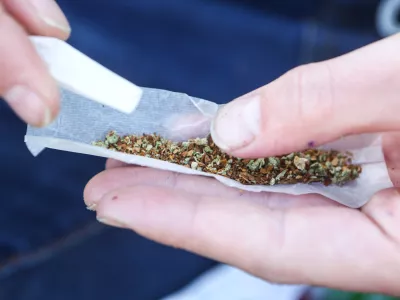 ﻿Zvijanje jointa, marihuana, kajenje marihuane, indijska konoplja- 22.04.2015 - Marihuana marš 2015 - tradicionalni shod proti prohibiciji konoplje in za liberalizacijo zakonskega področja prepovedanih drog v organizaciji Študentske organizacije Univerze v Ljubljani;  //FOTO: Bojan Velikonja