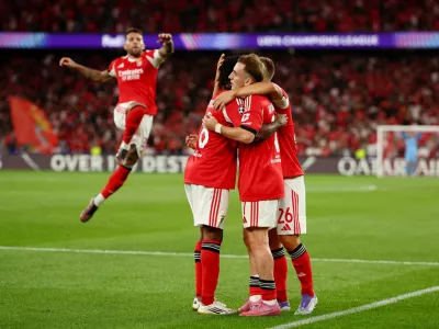 Soccer Football - UEFA Champions League - Play Off - Second Leg - Benfica v Fenerbahce - Estadio da Luz, Lisbon, Portugal - August 27, 2025 Benfica's Kerem Akturkoglu celebrates scoring their first goal with teammates REUTERS/Pedro Nunes