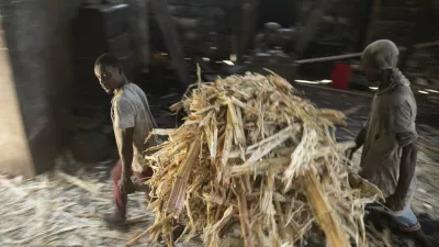 Workers carry remaining sugar cane fibers after squeezing the juice out in Leogane, Haiti, Thursday, July 21, 2022. (AP Photo/Odelyn Joseph) / Foto: Odelyn Joseph