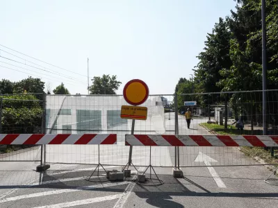  - Zapora Goriške ceste, - 11.08.2025. - Gradbišče novega Atletskega centra Ljubljana obsega gradnjo glavnega atletskega stadiona z atletsko dvorano in skupnimi prostori, pomožnega stadiona s kletno etažo s parkirnimi površinami ter dvorane za mete. Izvajalec del Makro 5 d.o.o.//Foto Bojan Velikonja