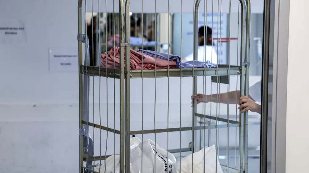 - simbolična fotografija - zdravstvo, zdravnik, medicinska sestra, medicinsko osebje, pacient, bolnica, bolnišnica- 12.03.2025 - ministrica za zdravje Valentina Prevolnik Rupel si je na delovnem obisku v Univerzitetnem kliničnem centru (UKC) ogledala tekoče investicije//FOTO: Jaka Gasar