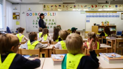 - prvošolčki- Osnovna šola OŠ Vič, Abramova ulica 26 v Ljubljani- rumene rutke - 01.09.2022 - Prvi šolski dan v novem šolskem letu 2022/23 – novo šolsko leto za 194.562 osnovnošolcev med njimi 20.797 prvošolcev in okrog 79.000 dijakov – prvošolci - osnovnošolci - šolstvo //FOTO: Bojan Velikonja