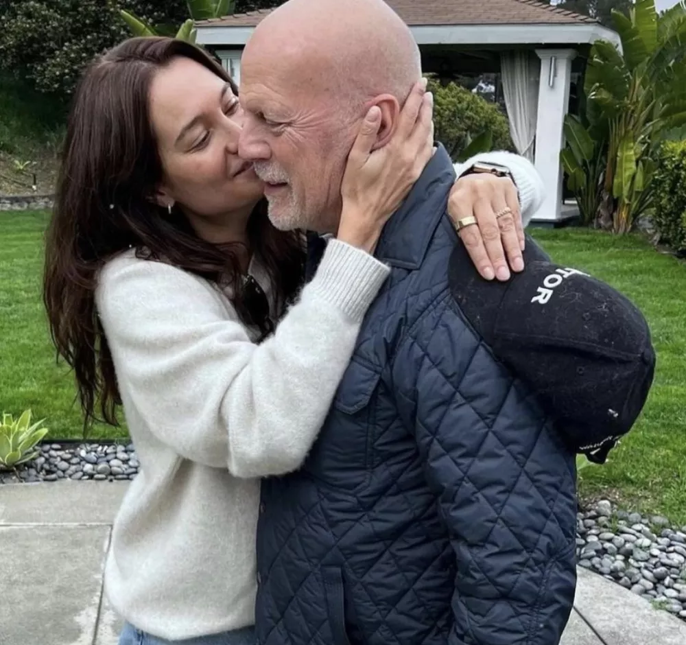 Žena Bruca Willisa Emma Heming Willis pravi, da se bori z občutkom krivde. F instagram