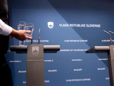 ﻿simbolična fotografija - medijsko središče - novinarska konferenca - Vlada Republike Slovenije - voda - kozarec vode - - 19.01.2017 - Ministrica za zdravje je s sodelavci predstavila predlog zakona o zdravstvenem varstvu in zdravstvenem zavarovanju ter načrt skrajševanja čakalnih dob. - zdravstveni sistem - zdravstvena reforma -   //FOTO: Luka Cjuha.