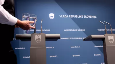 ﻿simbolična fotografija - medijsko središče - novinarska konferenca - Vlada Republike Slovenije - voda - kozarec vode - - 19.01.2017 - Ministrica za zdravje je s sodelavci predstavila predlog zakona o zdravstvenem varstvu in zdravstvenem zavarovanju ter načrt skrajševanja čakalnih dob. - zdravstveni sistem - zdravstvena reforma -   //FOTO: Luka Cjuha.