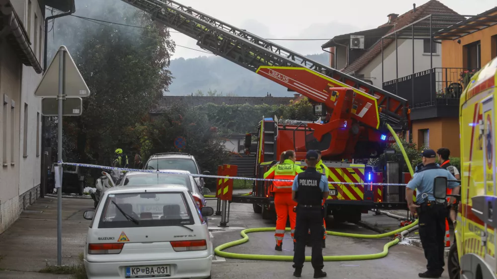 29.08.2025 - Požar v Mostah - delavnica - policija - gasilciFoto: Luka Cjuha