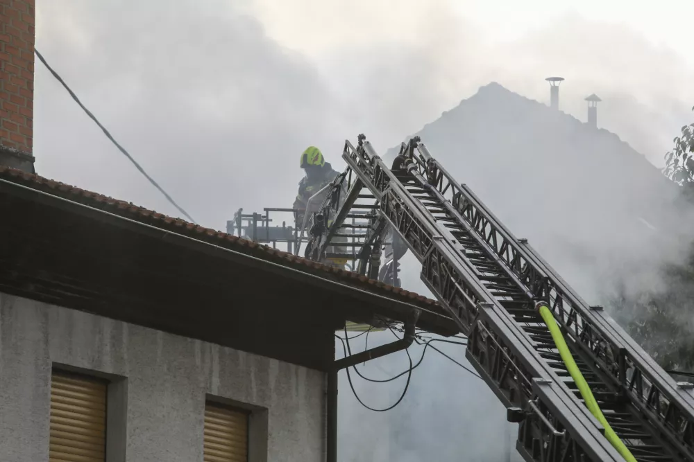 29.08.2025 - Požar v Mostah - delavnica - policija - gasilciFoto: Luka Cjuha