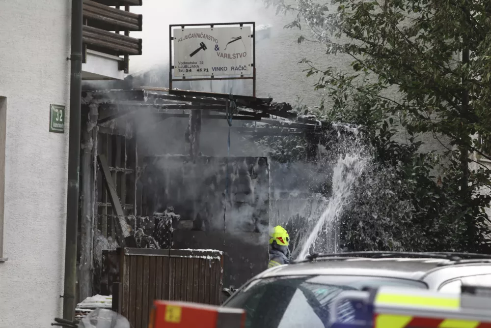 29.08.2025 - Požar v Mostah - delavnica - policija - gasilciFoto: Luka Cjuha