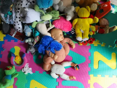 simbolična fotografija, otroške igrače, otroštvo, otroci, zloraba otrok.- 14.12.2022 – Ankaran - Nastanitveni center za ukrajinske begunce Debeli rtič - Begunski otroci iz Ukrajine v Sloveniji – begunci - //FOTO: Bojan VelikonjaOPOMBA: REPORTAŽA ZA NEDELJSKI 2022