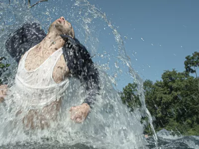 Fotografije plesne predstave oziroma performansa, ustvarjen pod okriljem plesne skupine bollwerk, ki jo vodi Andrea Boll. Z naslovom DOWNRIVER (v slovenščini "Nizvodno") predstavljajo del trilogije DOWNHILL – DOWNRIVER – DOWNTOWN, ki vključuje izvedbe na različnih lokacijah – od hribov, mest in tovarn, pa vse do rek ali jezer. F Peter Kader