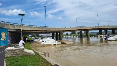 Lastniki čolnov, privezanih na izlivu reke Badaševice v Kopru, zaskrbljeni spremljajo naraščanje reke, ki s sabo prinaša naplavine.