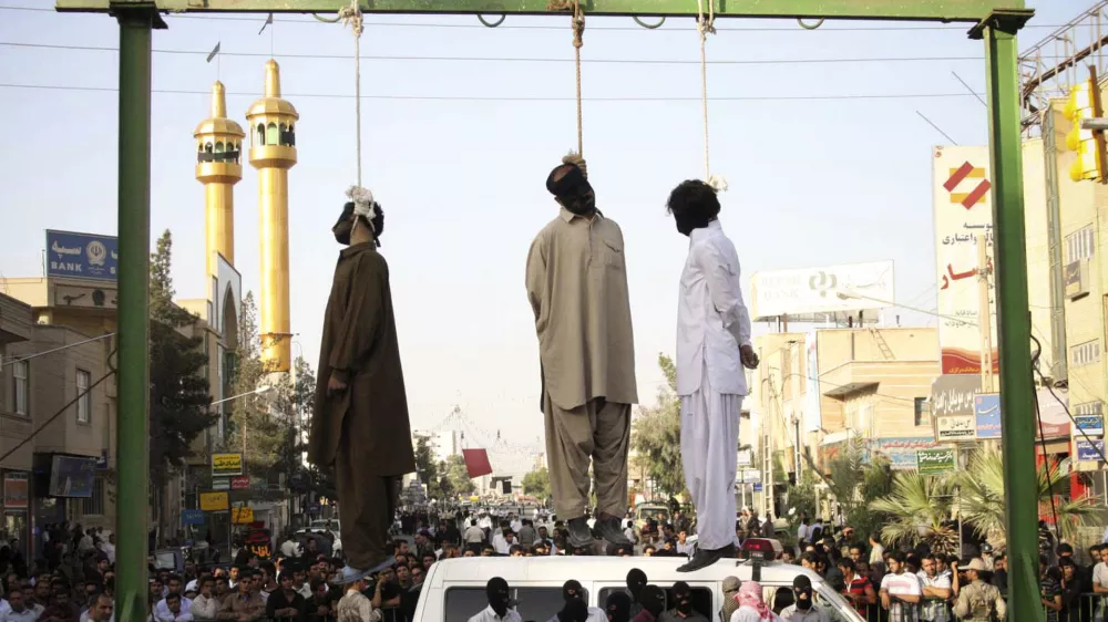 ATTENTION EDITORS - VISUALS COVERAGE OF SCENES OF DEATH OR INJURYHaji Notizehi, Gholamrasool Shahoozehi and Zabiollah Narouie, the three men whom were convicted of involvement in a bomb attack on a mosque that killed 25 people, are executed in the city of Zahedan, 1076 km (668 miles) southeast of Tehran, May 30, 2009. The bombing in a crowded Shi'ite mosque on Thursday evening wounded more than 120 people in the southeastern city of Zahedan, two weeks before a presidential election in the Islamic Republic.  REUTERS/Stringer  (IRAN CONFLICT POLITICS IMAGES OF THE DAY)TEMPLATE OUT