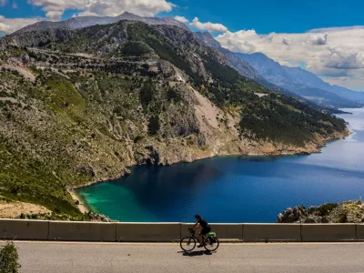 - Na poti iz Splita proti Makarski.- Cesta nad plažo Vruja pri vasi Dubci.- Makarska riviera.- Hrvaška- 27.05.2025. - Reportaža o Jadranski magistrali ob 60. obletnici izgradnje in 70. obletnici začetka gradnje.- Jadranska magistrala, cesta, hrvaška obala.OPOMBA: ZA OBJAVO V OBJEKTIVU!//FOTO: Bojan Velikonja / Foto: Bojan Velikonja